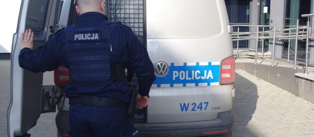 Zablokował nr 112 i rzucał w policjantów nożami i cegłami