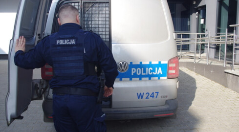 Zablokował nr 112 i rzucał w policjantów nożami i cegłami  - grafika