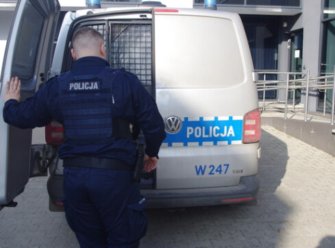 Zablokował nr 112 i rzucał w policjantów nożami i cegłami  - grafika