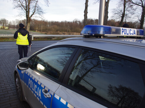 18-latek potrącił kobietę na przejściu. Nie widział jej, bo nie m - grafika