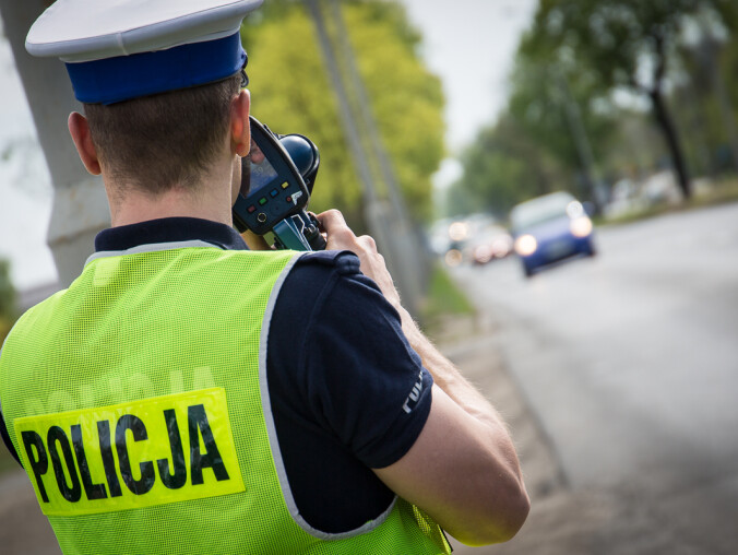 Pijany motocyklista ukrył się w rzepaku i zgolił wąsy, by zmylić  - grafika