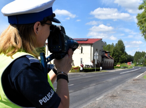 Poszukiwany 5 listami gończymi wpadł, bo nie zapiął pasów  - grafika