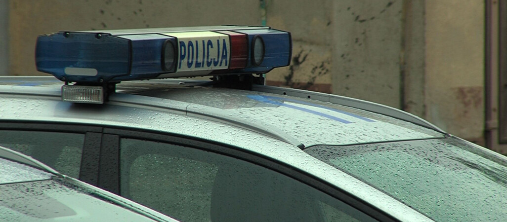 20-latek zniszczył wiatę przystankową i uderzał butelką w samochody 