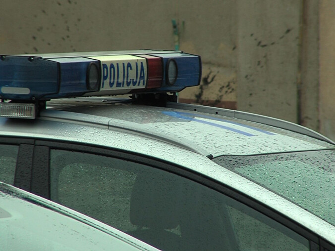 20-latek zniszczył wiatę przystankową i uderzał butelką w samocho - grafika