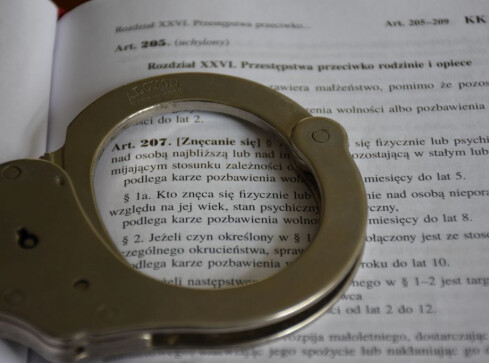 Bił i dusił swoją partnerkę i jej syna  - grafika