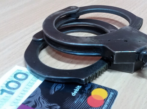 Wykorzystali znalezione karty bankomatowe na alkohol i papierosy  - grafika