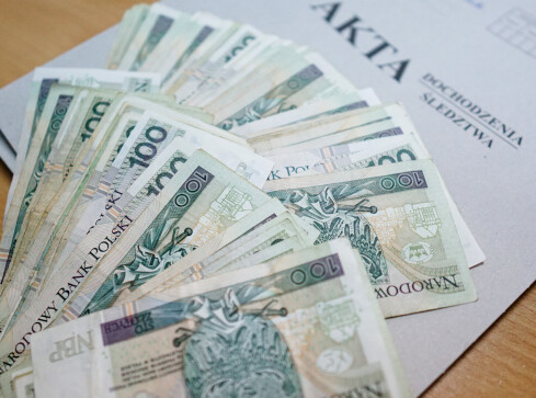 32-latek zaciągnął na matkę 87 kredytów. Nie spłacał ich  - grafika