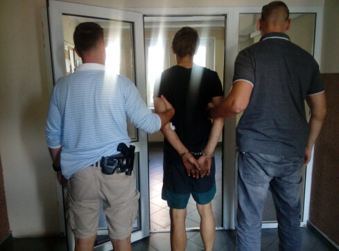 Podczas ucieczki chciał przejechać policjanta. Uszkodził radiowóz  - grafika