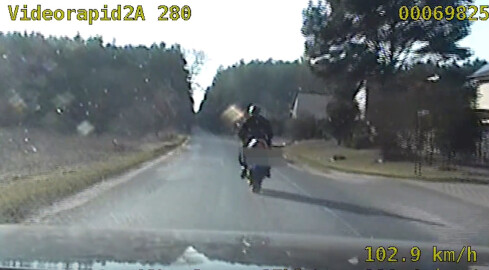 Motocyklista bez uprawnień uciekał przed policją 180 km/h [WIDEO] - grafika