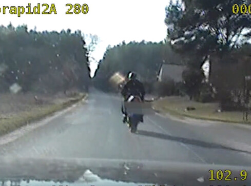 Motocyklista bez uprawnień uciekał przed policją 180 km/h [WIDEO] - grafika
