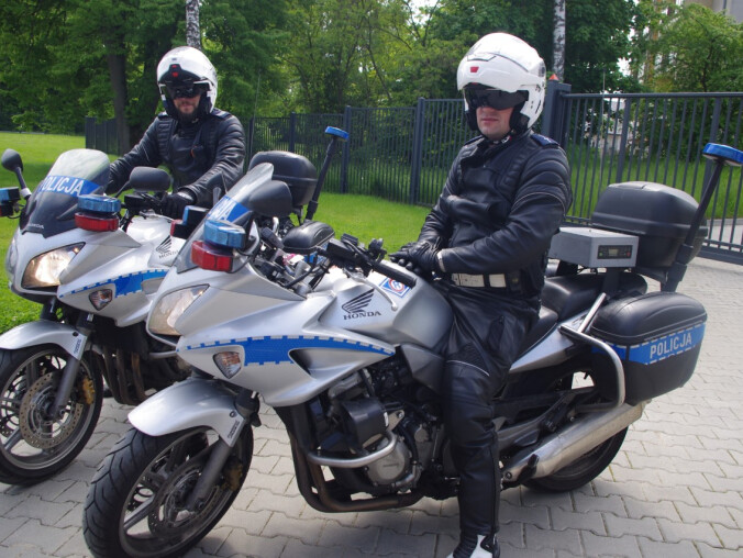 Policjanci na motocyklach zatrzymali pirata drogowego  - grafika