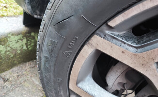 50-latek przebijał opony w autach