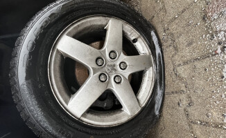 50-latek przebijał opony w autach