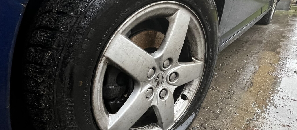 50-latek przebijał opony w autach