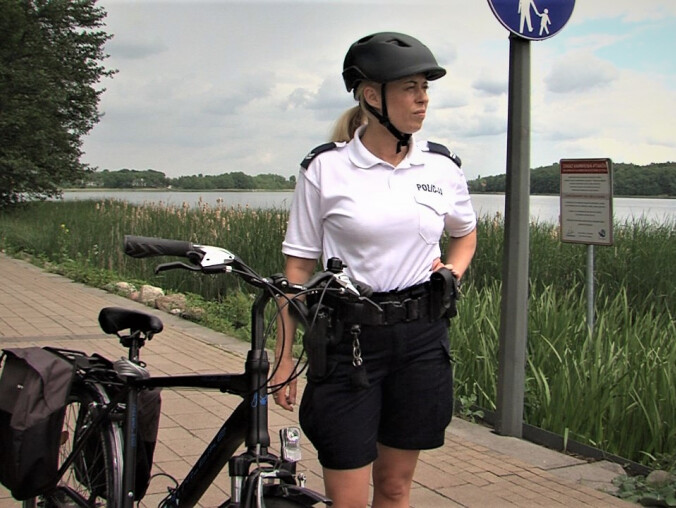 Chodziescy policjanci przesiedli się na... rowery  - grafika