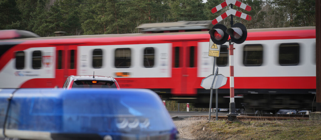 43-latka policjanci ściągnęli z torów tuż przed nadjeżdżającym pociągiem