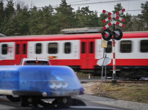 43-latka policjanci ściągnęli z torów tuż przed nadjeżdżającym - grafika