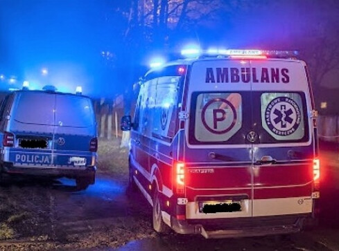 60-latek stracił przytomność w wykopie. Uratowali go policjanci  - grafika