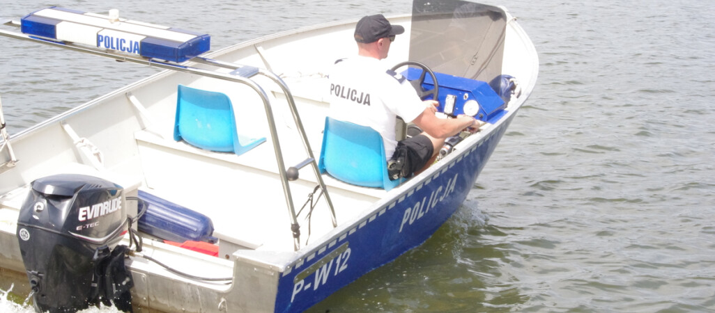 Policjant uratował trzech żeglarzy. Żaglówka przewróciła się na Bytyniu 