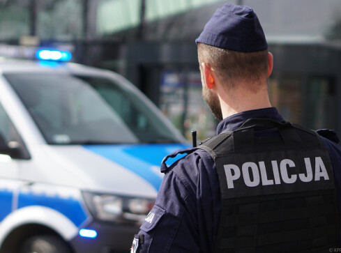 71-latka zostawiła torebkę z 8 tys. zł w wózku sklepowym  - grafika