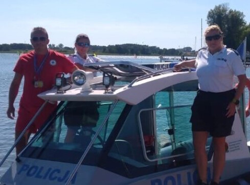 8-latek sam na plaży. Matka myślała, że chłopiec bawi się pod do - grafika
