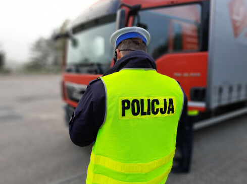 64-latek prowadził "na podwójnym gazie" ciężarówkę  - grafika