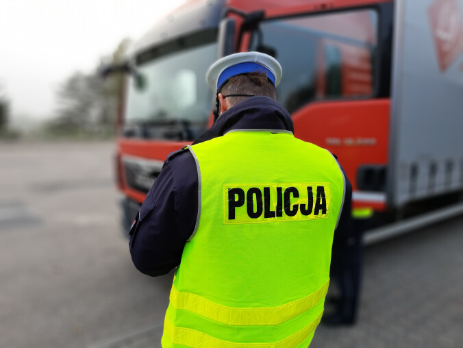 64-latek prowadził "na podwójnym gazie" ciężarówkę  - grafika
