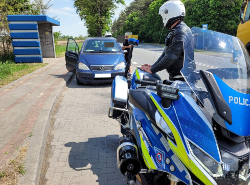 Bez prawa jazdy, wyprzedzał na ciągłej, a w aucie kobieta w ciąży - grafika