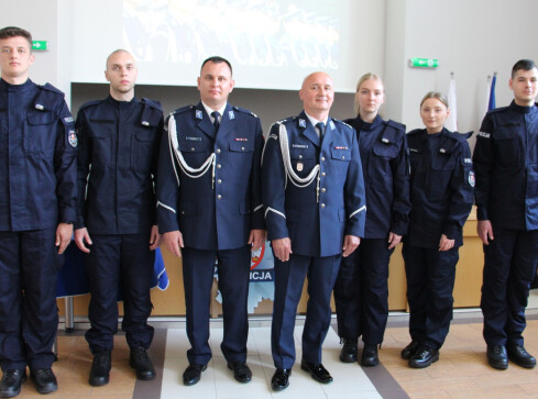 Pięciu nowych policjantów będzie służyć w Pile  - grafika