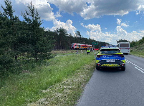Śmiertelna ofiara wypadku na torach. Auto wjechało pod pociąg - grafika