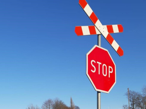 2 tys. zł i 15 punktów karnych za zignorowanie znaku STOP - grafika