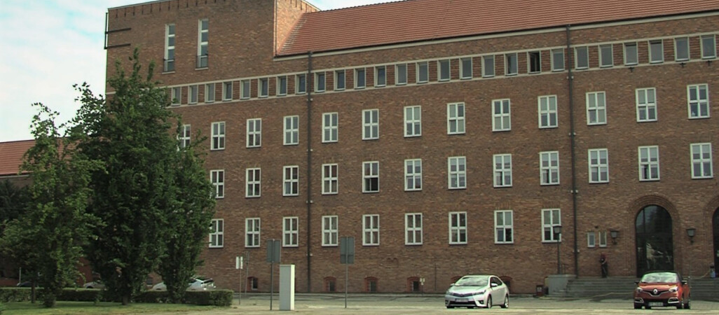 Wykładowca skakał po brzuchach policjantów? Wracamy do sprawy