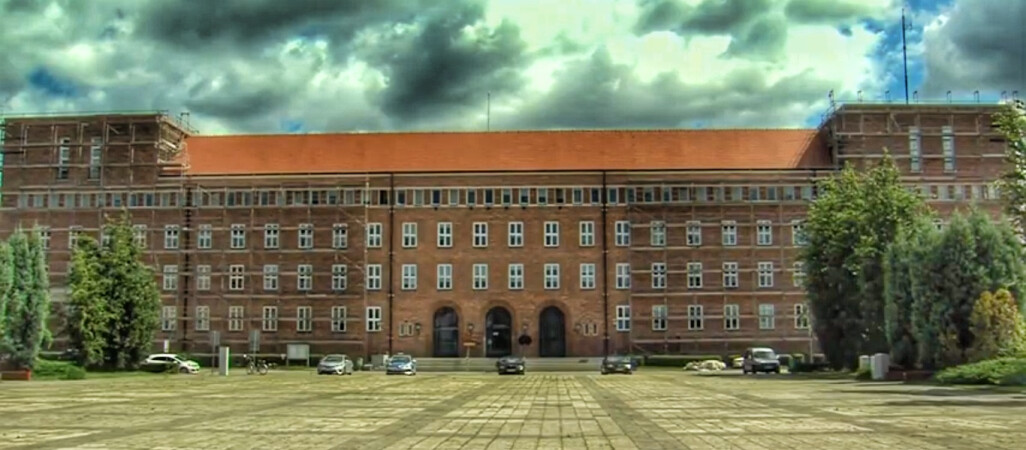Szkoła policji odzyskuje historyczną elewację - VIDEO