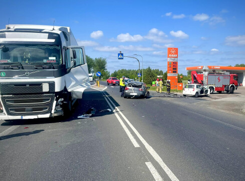 Wypadek w Ługach Ujskich. Zablokowana droga - grafika