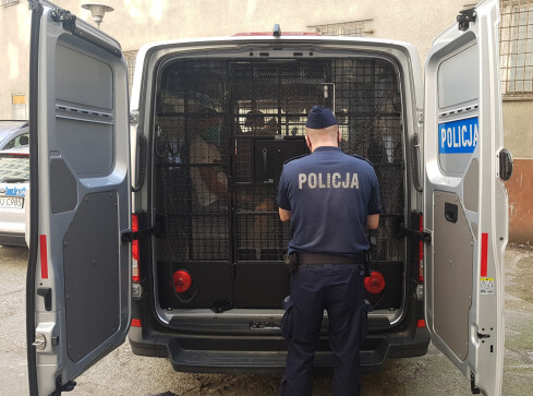 Nastolatek i czterech dorosłych napadło na pilanina. Pobili go i okr - grafika