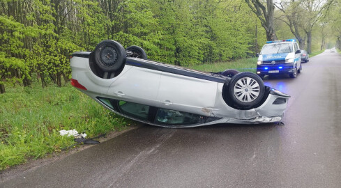 Nietrzeźwy 48-latek dachował Fordem - grafika