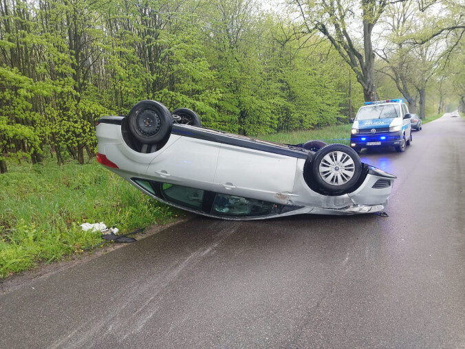 Nietrzeźwy 48-latek dachował Fordem - grafika