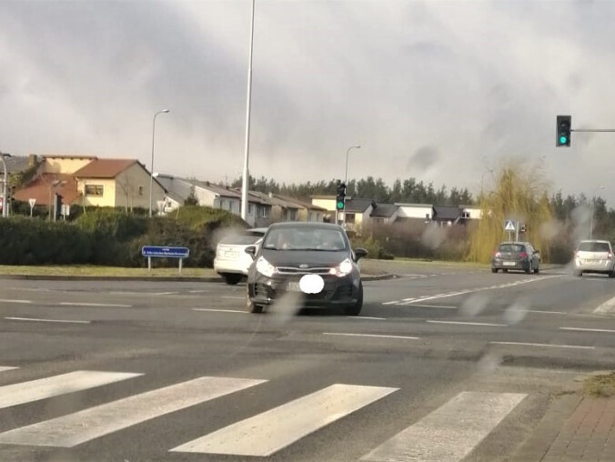 Wjeżdżał pod prąd na rondzie  - grafika