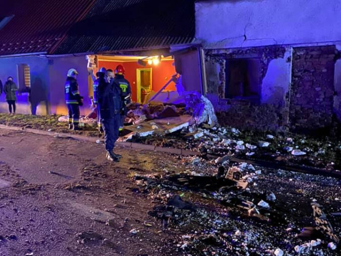 Wjechała autem w dom. Była pijana - grafika