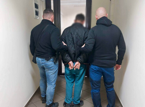 Chciał młotkiem zabić ojca i sąsiadów - grafika