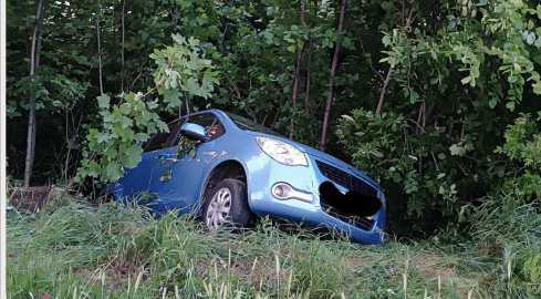 Auto uderzyło w drzewo. Są ranni - grafika