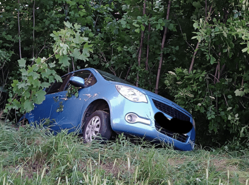 Auto uderzyło w drzewo. Są ranni - grafika