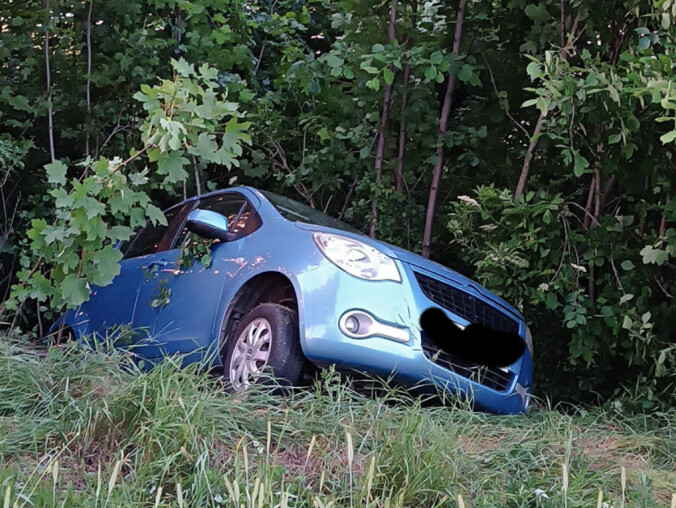 Auto uderzyło w drzewo. Są ranni - grafika