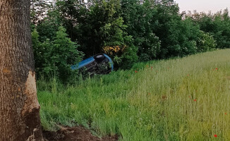 Auto uderzyło w drzewo. Są ranni
