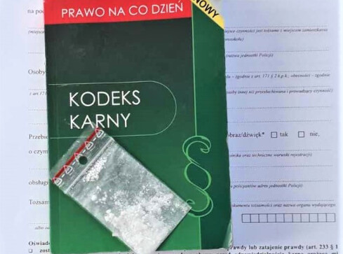 Świadek na komisariat przyszedł... z narkotykami w kieszeni - grafika