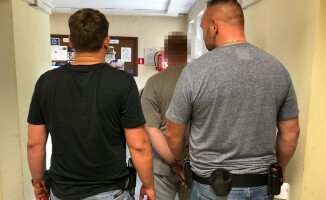 Skopał okna i drzwi w mieszkaniu. Miał 35 gramów amfetaminy