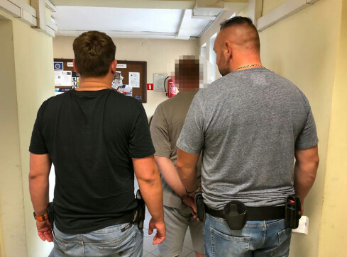 Skopał okna i drzwi w mieszkaniu. Miał 35 gramów amfetaminy  - grafika