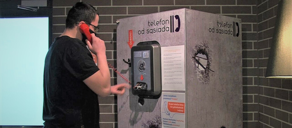 Budka telefoniczna z opowieściami ofiar przemocy