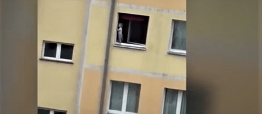 2-latek na parapecie trzy piętra nad ziemią - VIDEO 