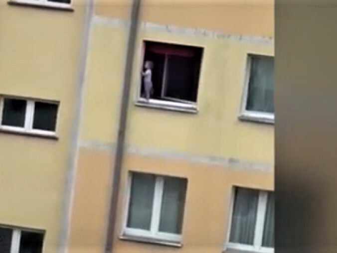 2-latek na parapecie trzy piętra nad ziemią - VIDEO  - grafika